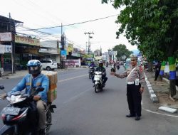 Personil Samapta Polsek Ujungberung Lakukan Giat Pengaturan Arus Lalulintas siang Hari