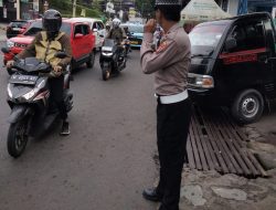 Personil QR Polsek Sukasari Melaksanakan Giat Protap Yanmas Pagi Pengaturan Arus Lalulintas