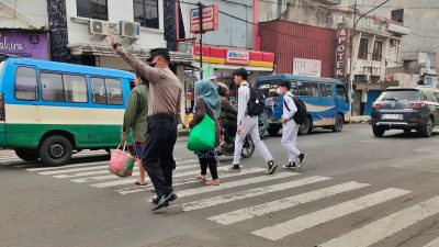 Unit Samapta Polsek Astanaanyar Gelar Gatur Lalulintas Pagi, Berikan Rasa Aman dan Nyaman Beraktivitas Kepada Pengguna Jalan