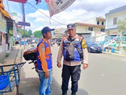 Laksanakan Patroli Dialogis, Bhabinkamtibmas Polsek Astanaanyar Sampaikan Himbauan Kamtibmas Kepada Juru Parkir