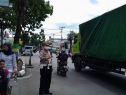 Antisipasi Kemacetan siang Personil Lantas Polsek Ujungberung Melaksanakan Pengaturan Arus Lalin