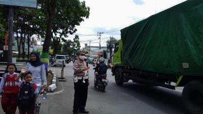 Antisipasi Kemacetan siang Personil Lantas Polsek Ujungberung Melaksanakan Pengaturan Arus Lalin