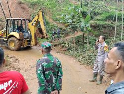 Polsek Banjarwangi Bersihkan Material Tanah Longsor