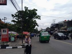 Antisipasi Kemacetan siang Personil Lantas Polsek Ujungberung Melaksanakan Pengaturan Arus Lalin