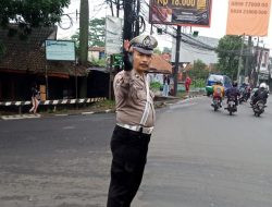 Personel lalulintas Polsek Arcamanik antisipsi kemacetan pada siang hari