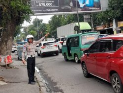 Antisipasi Kemacetan siang Personil Lantas Polsek Ujungberung Melaksanakan Pengaturan Arus Lalin
