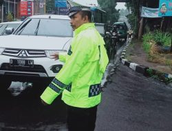 Personel lalulintas Polsek Arcamanik melaksanakan pengaturan antisipsi kemacetan pada pagi hari