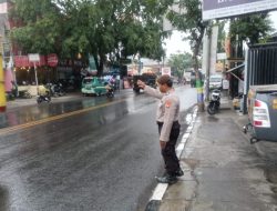 Antisipasi Kemacetan sore hari Personil Samapta Polsek Ujungberung Melaksanakan Pengaturan Arus Lalin