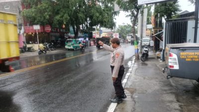 Antisipasi Kemacetan sore hari Personil Samapta Polsek Ujungberung Melaksanakan Pengaturan Arus Lalin