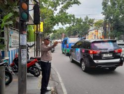 Demi kenyamanan berkendara Unit Lantas Polsek Lengkong laksanakan pelayanan masyarakat dan pengaturan arus lalu lintas Sore