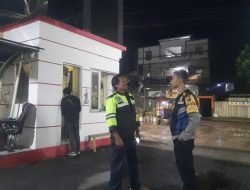 Sambangi warga malam hari sebagai upaya Bhabinkamtibmas jaga kondusifitas