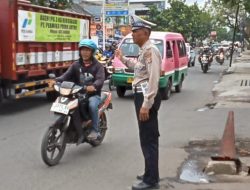 Pastikan Arus Lalulintas Lancar, Unit Lantas Polsek Antapani Laksanakan Pengaturan Arus Lalulintas
