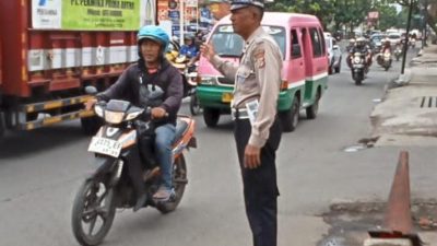 Pastikan Arus Lalulintas Lancar, Unit Lantas Polsek Antapani Laksanakan Pengaturan Arus Lalulintas
