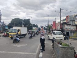Tempatkan personil di beberapa titik ruas jalan, Unit Lantas Polsek Babakan Ciparay Lakukan Gatur Lalin