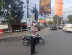 Personel lalulintas Polsek Arcamanik melaksanakan pengaturan antisipsi kemacetan pada pagi hari