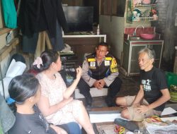Bhabinkamtibmas Giat Sambang Door to Door di Kelurahan Cibaduyut Wetan