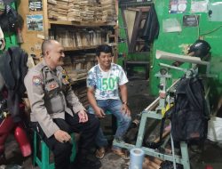 Bhabinkamtibmas Aipda Dodi sambang warga Kelurahan Cibaduyut Kidul