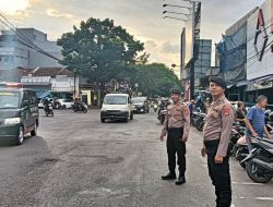 Jaga Kelancaran Lalulintas Sore, Personil Unit Samapta Polsek Astanaanyar Laksanakan Gatur Lalulintas