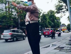 Pelayanan Masyarakat Unit Lantas Polsek Cicendo Polrestabes Bandung Laksanakan Pengaturan lalu lintas di Pos Rajiman