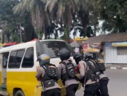 Patroli Polisi Dorong Angkutan Umum yang Mogok