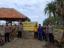 Polairud Polres Garut Pasang Spanduk Peringatan Tanda Bahaya di Objek Wisata Pantai Sayang Heulang