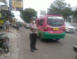 Pastikan Arus Lalulintas Lancar, Unit Lantas Polsek Antapani Laksanakan Pengaturan Arus Lalulintas