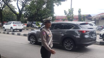 Personil Unit lantas dan Unit Samapta Polsek Cinambo melaksanakan kegiatan rutin pelayanan masyarakat berupa pengaturan lalulintas siang hari