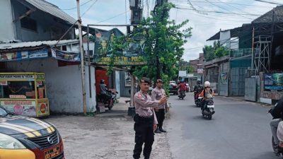 Personil Unit lantas dan Unit Samapta Polsek Cinambo melaksanakan kegiatan rutin pelayanan masyarakat berupa pengaturan lalulintas siang hari