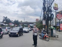 Pastikan Arus Lalulintas Lancar, Unit Lantas Polsek Babakan Ciparay Laksanakan Pengaturan Arus Lalulintas