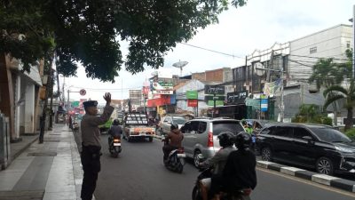 Antisipasi Kemacetan sore hari Personil Samapta Polsek Ujungberung Melaksanakan Pengaturan Arus Lalin
