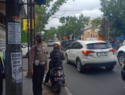 Ciptakan Kamseltibcar Lantas Siang, Personil Polsek Lengkong Laksanakan Kegiatan Gatur Lalin