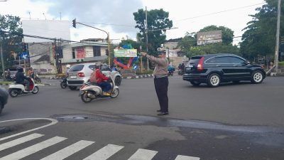 Berikan Pelayanan Kepada Masyarakat, Personil Unit Lantas Polsek Lengkong Laksanakan Kegiatan Gatur Pagi