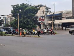 Ciptakan Kamseltibcar Lantas Siang, Personil Polsek Lengkong Laksanakan Kegiatan Gatur Lalin