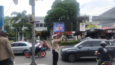 Antisipasi Kemacetan siang Personil Lantas Polsek Ujungberung Melaksanakan Pengaturan Arus Lalin