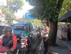Unit Lantas Polsek Lengkong Gelar Pengaturan Lalu lintas, Bentuk Pelayanan Kepada Masyarakat sore hari