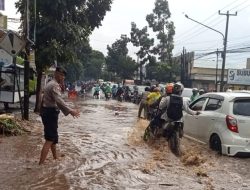Unit Samapta Polsek Ujungberung Gelar Pengaturan Lalu lintas, Bentuk Pelayanan Kepada Masyarakat sore hari
