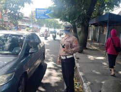 Demi kenyamanan berkendara Unit Lantas Polsek Lengkong laksanakan pelayanan masyarakat dan pengaturan arus lalu lintas