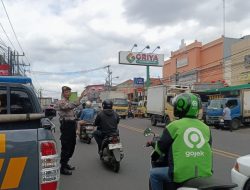 Unit Samapta Polsek Ujungberung Gelar Pengaturan Lalu lintas, Bentuk Pelayanan Kepada Masyarakat siang hari