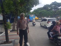 Polsek Rancasari Melaksanakan Pengaturan Lalu Lintas Siang Hari Demi Kelancaran Pengguna Jalan