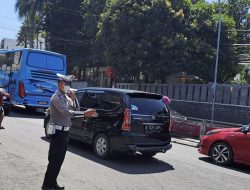 Jajaran Unit Lalulintas Polsek Sukasari Lakukan Giat Pengaturan Arus Lalulintas Siang Hari