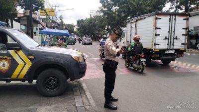 Unit Samapta Polsek Ujungberung Gelar Pengaturan Lalu lintas, Bentuk Pelayanan Kepada Masyarakat siang hari