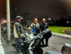 Sambangi warga malam hari sebagai upaya Bhabinkamtibmas jaga kondusifitas