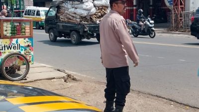 Guna Ciptakan Kamseltibcarlantas Kondusif, Personel Unit Samapta Polsek Antapani Lakukan Gatur Siang