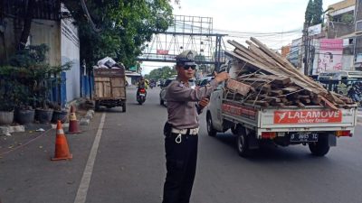 Unit Lantas Polsek Kiaracondong Polrestabes Bandung Laksanakan Pengawasan dan Pengaturan Lalulintas di Pagi Hari