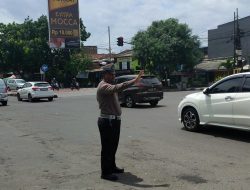 Unit Lantas Polsek Kiaracondong Polrestabes Bandung Laksanakan Pengawasan dan Pengaturan Lalulintas di Siang Hari