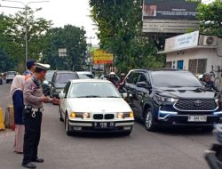 Unit Lantas Polsek Kiaracondong Polrestabes Bandung Laksanakan Pengawasan dan Pengaturan Lalulintas di Sore Hari