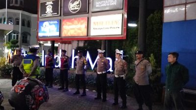 Cegah Gangguan Kamtibmas pada malam hari , Kapolsek Buah Batu Pimpin langsung apel KRYD zona timur