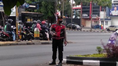 Cipta Kamseltibcarlantas Kondusif sore, Unit Samapta Polsek Lengkong pelayanan masyarakat pengaturan arus lalin
