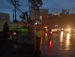 Unit Lantas Polsek Kiaracondong Polrestabes Bandung Laksanakan Pengawasan dan Pengaturan Lalulintas di Malam Hari