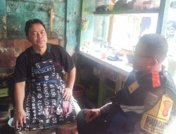 Bhabinkamtibmas Polsek Bojongloa kidul sambang dengan sistem door to door kepada Bapak Ujang, warga RT 04 RW 02, Blok Situ